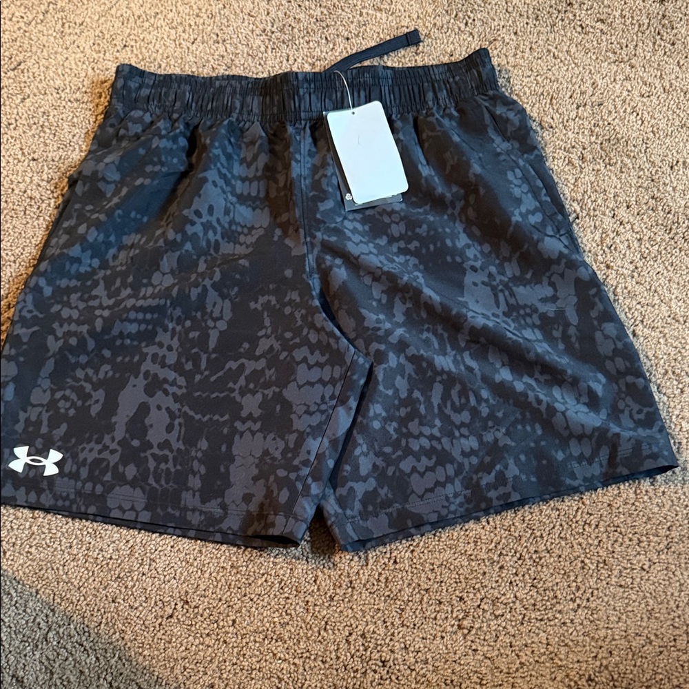 Under Armour Kids Dark Gray Camo Size Yourh large Shorts NWT